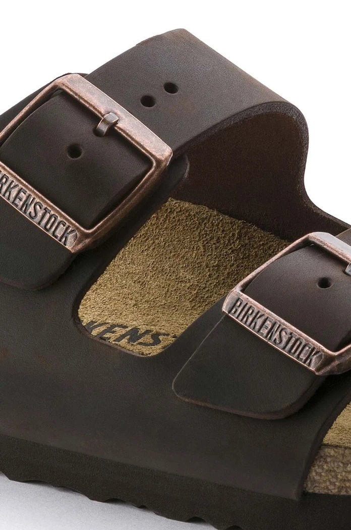 Birkenstock düz tabanlı deri Arizona terlikler
