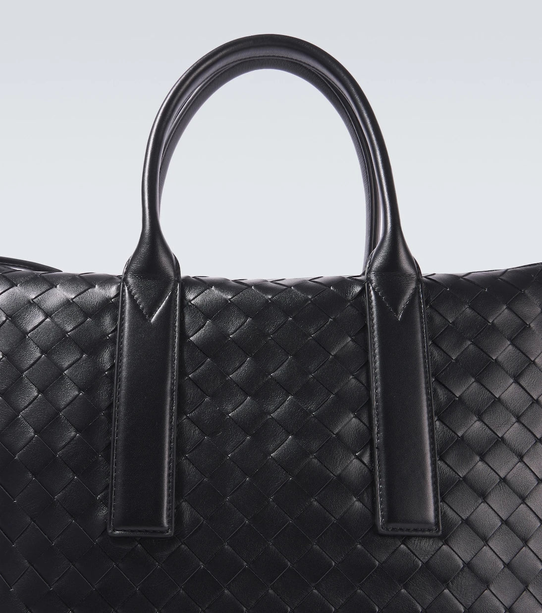 Bottega Veneta - حقيبة يد كلاسيكية من جلد إنترتشياتو
