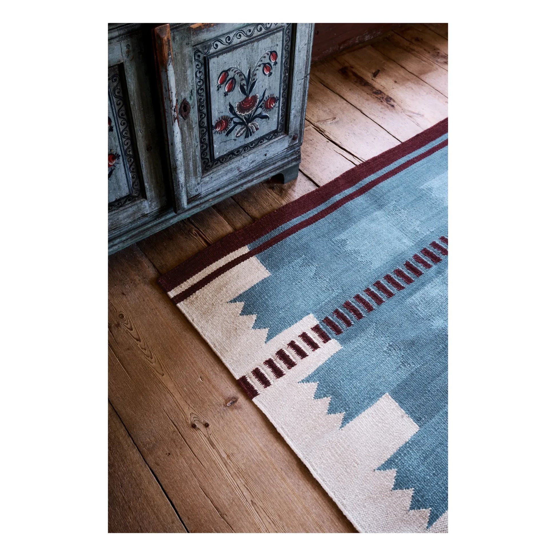 Layered - Röllakan Iris wool rug | Petrol blue