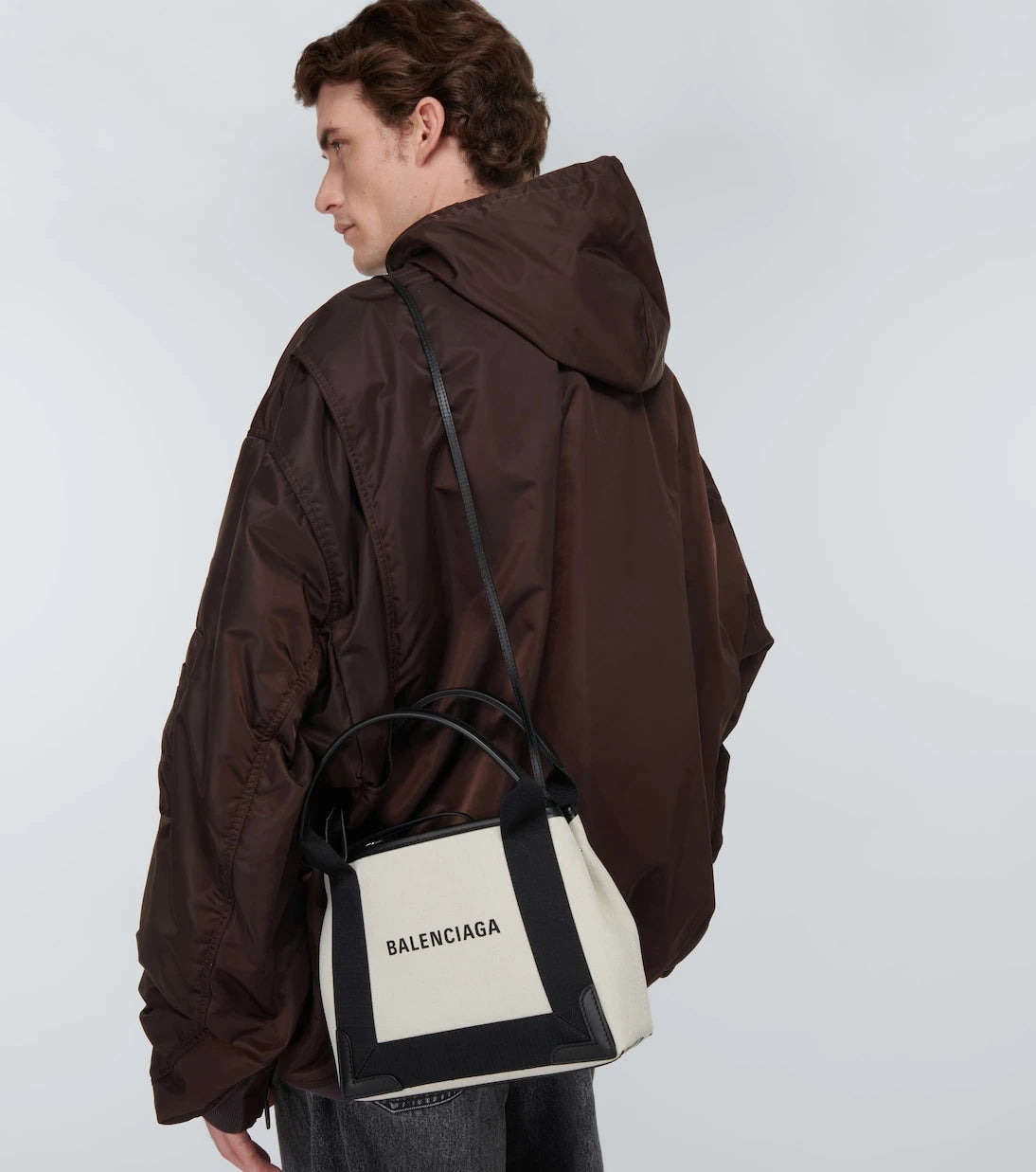 Balenciaga - حقيبة قماش كاباس المزينة بالجلد