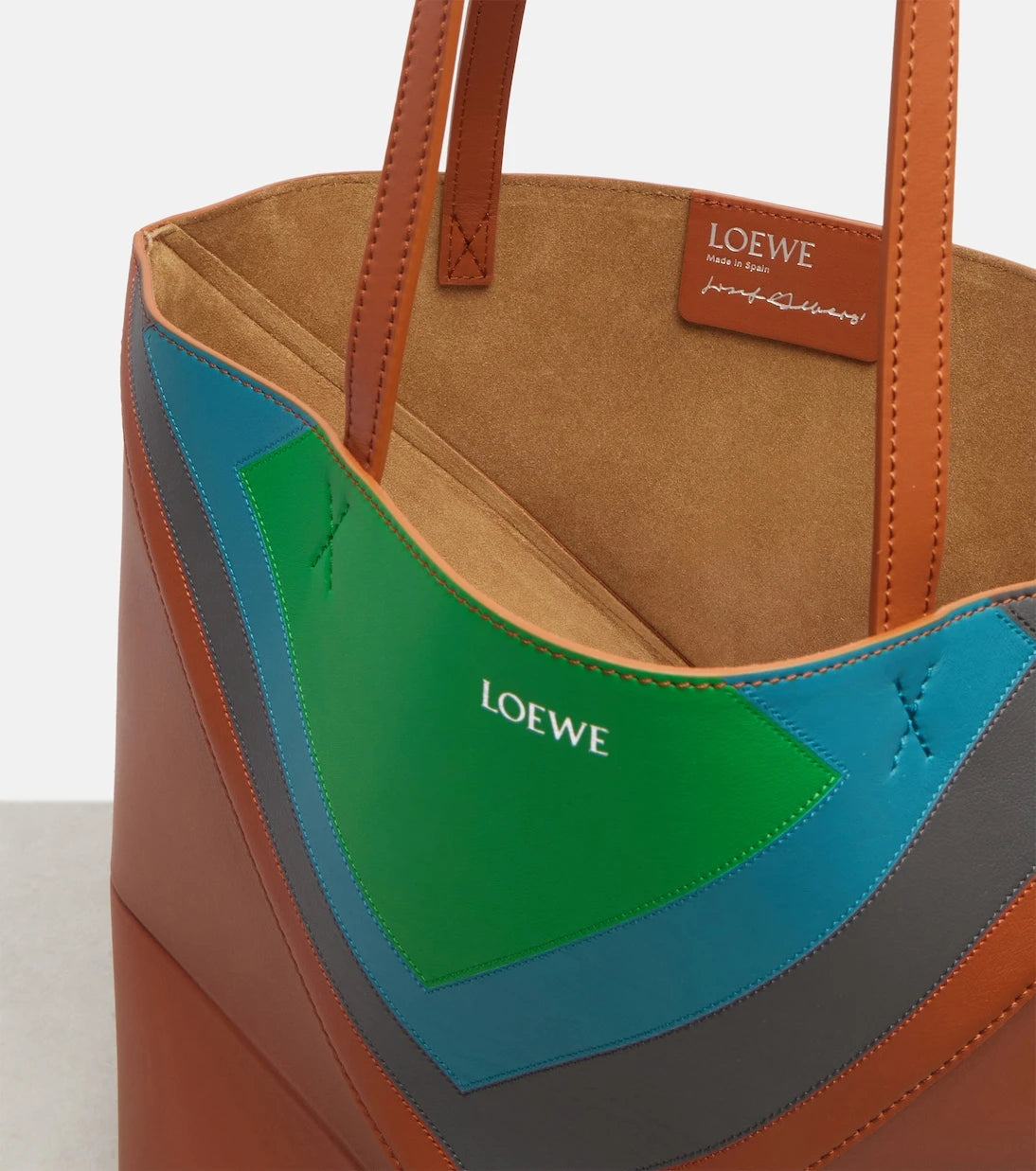 Loewe - حقيبة يد توتس متوسطة الحجم قابلة للطي بتصميم ألبرز من الجلد