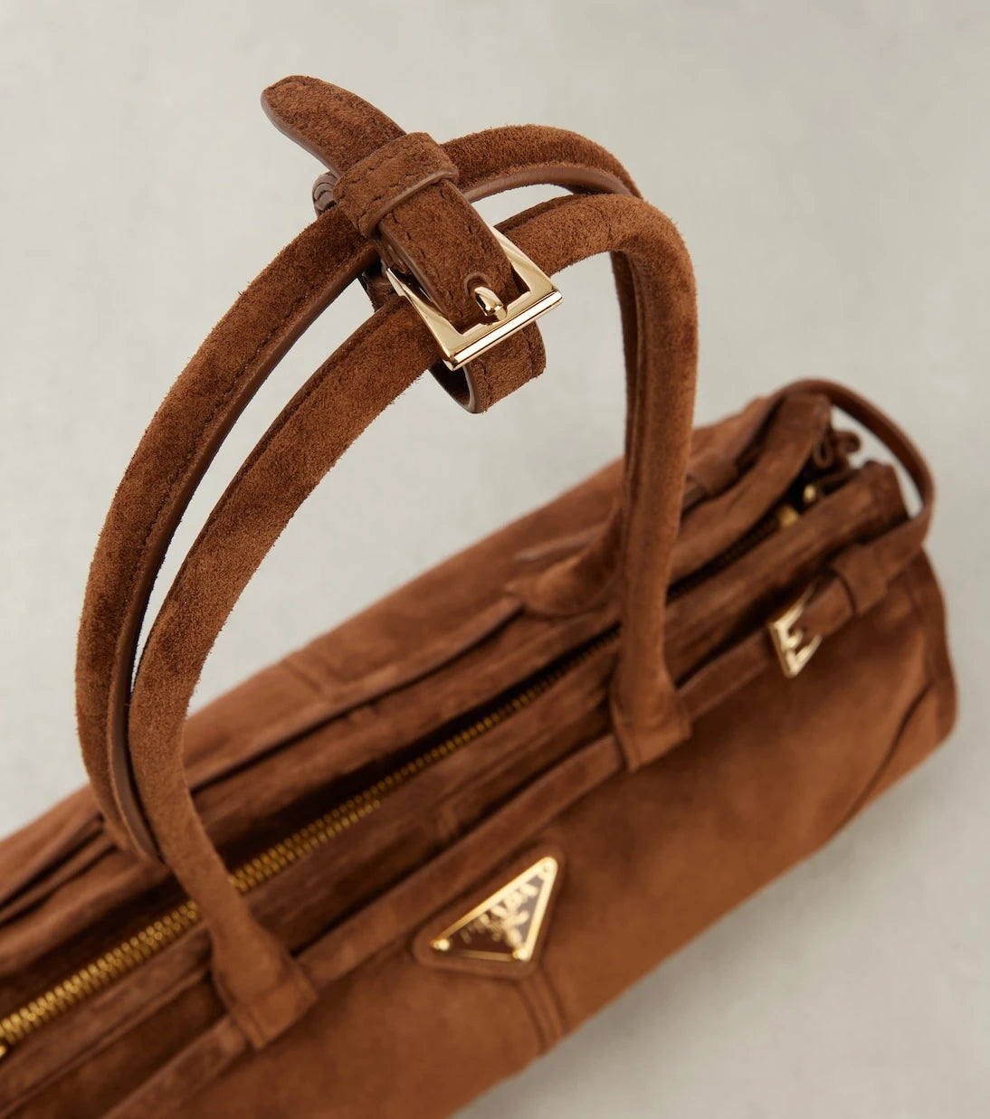 Prada - حقيبة كتف برادا بوني متوسطة من جلد الشمواه