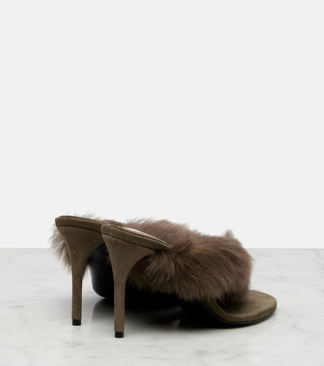 Alaïa - 90 صندل ثونغ مبطن بفرو الشيرلينغ