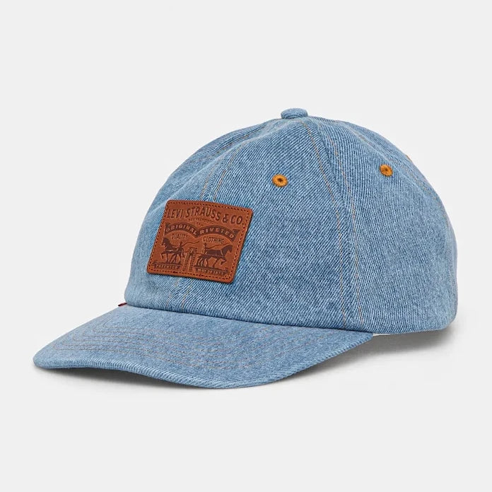Памучна шапка с козирка Levi's