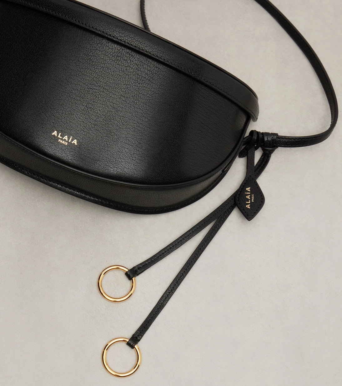 Alaïa - حقيبة كتف هيب صغيرة من الجلد