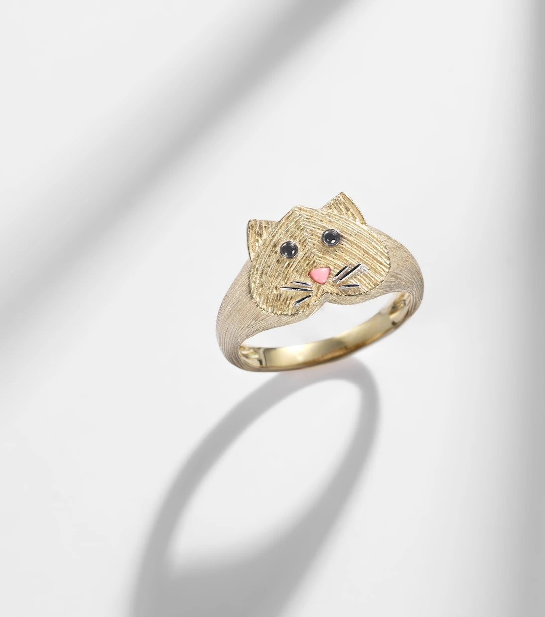 Yvonne Léon - Chevalière Chaton Mini 9kt gold ring with black diamonds