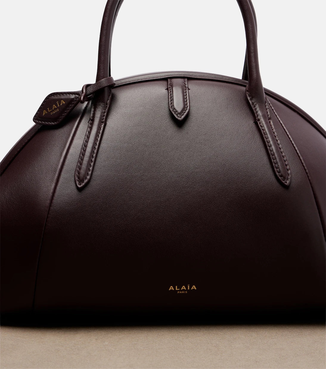 Alaïa - حقيبة يد صغيرة من الجلد بمقبض علوي