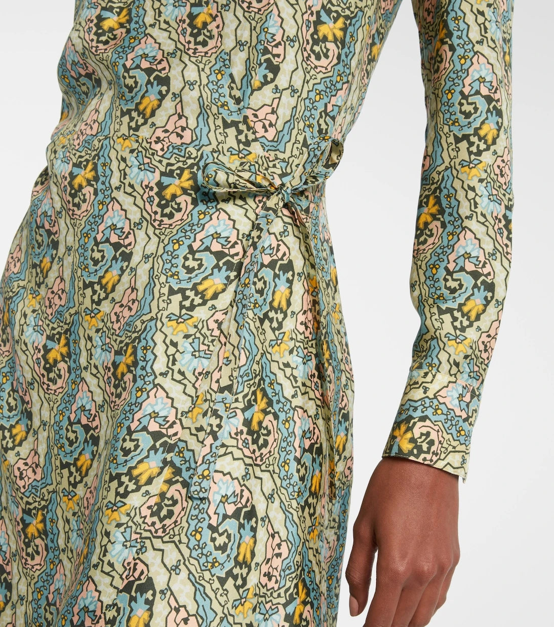 Tory Burch - فستان لف من الساتان الحريري بنقشة بيزلي
