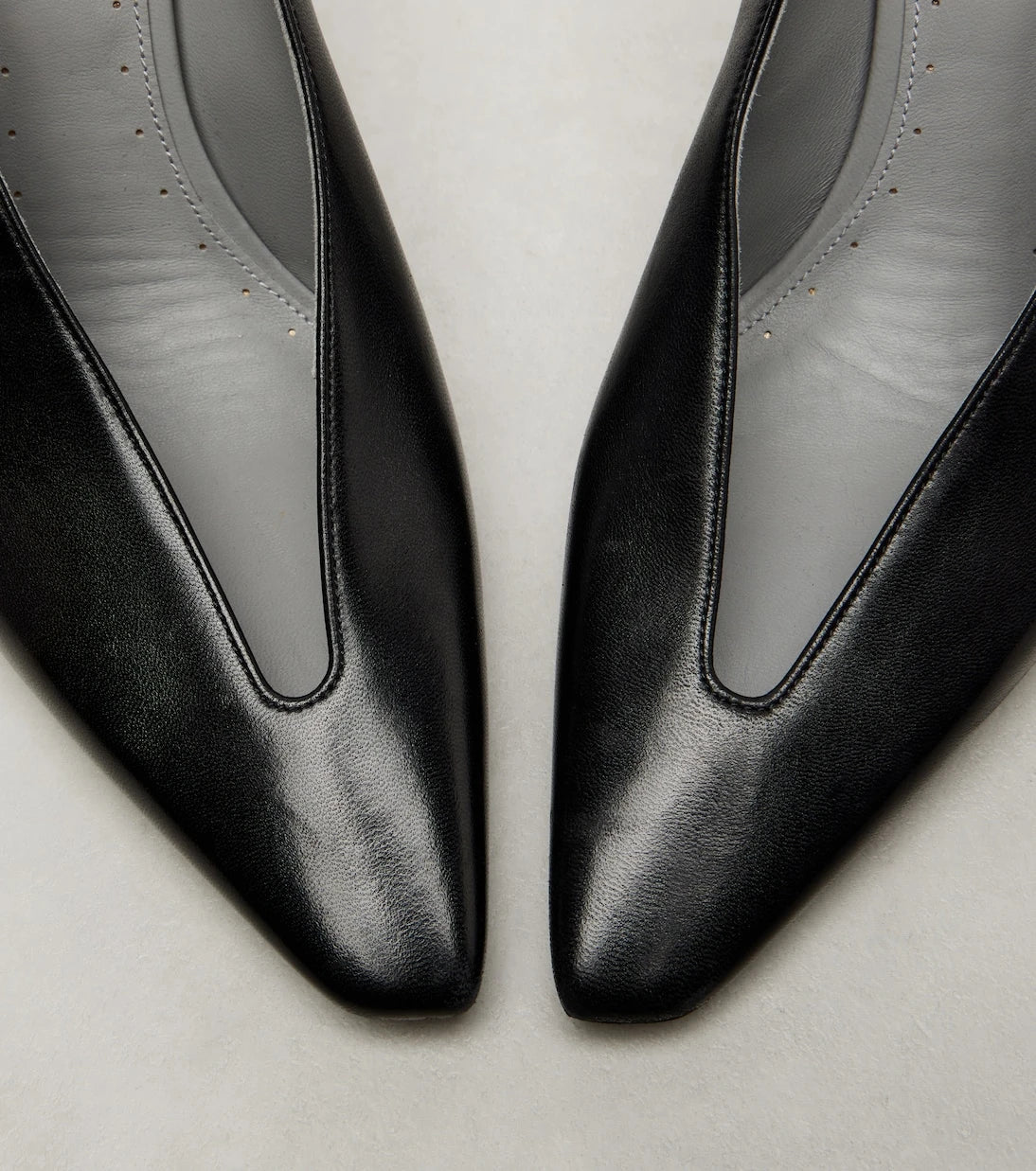 Balenciaga - حذاء بكعب عالٍ من جلد الدوشيس