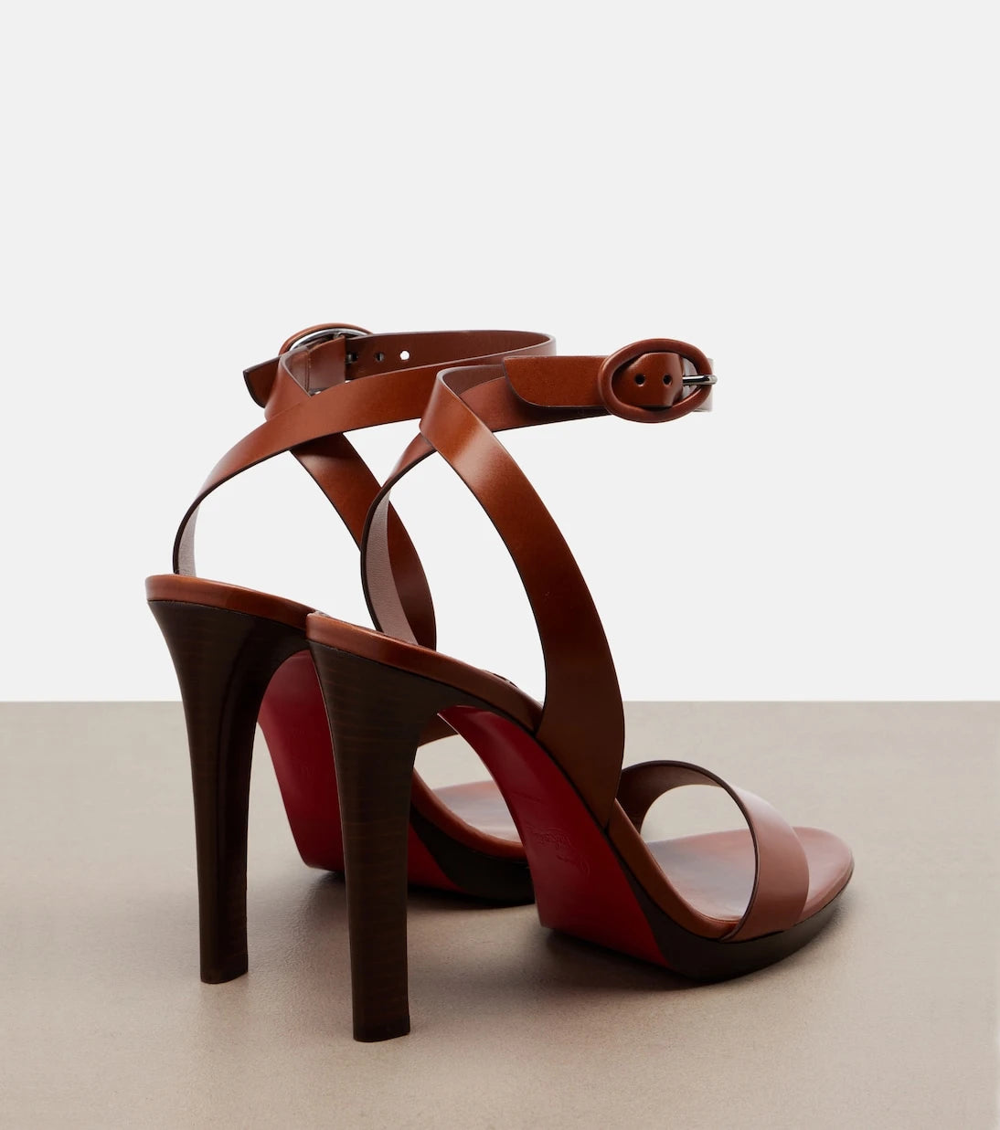 Christian Louboutin - صنادل فاني الجلدية ذات الكعب الخلفي