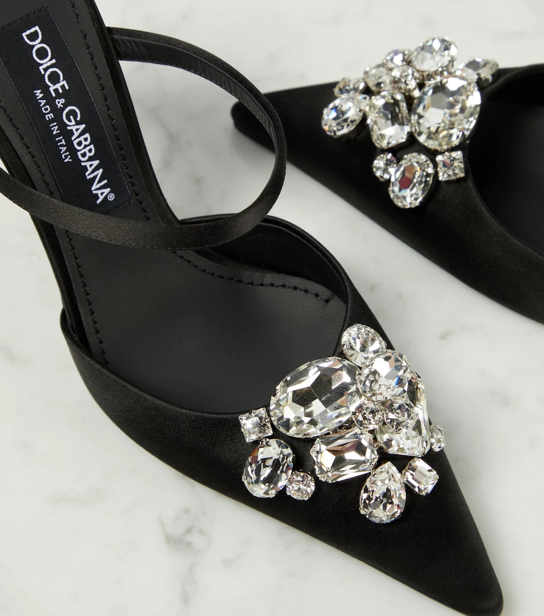 Dolce&Gabbana - حذاء مفتوح من الساتان مزين بالكريستال