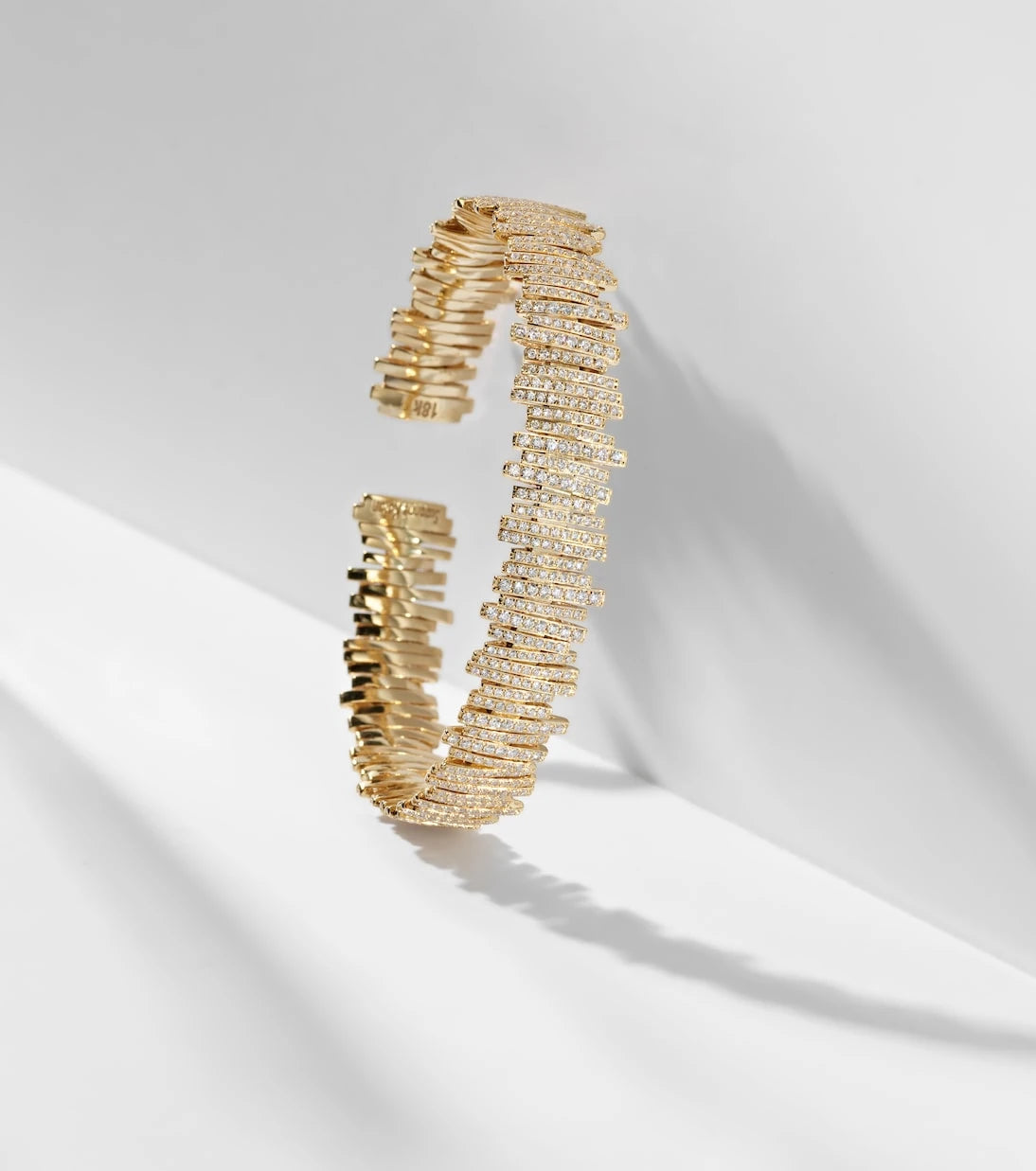 Suzanne Kalan - Medium 18kt gold bangle with diamonds