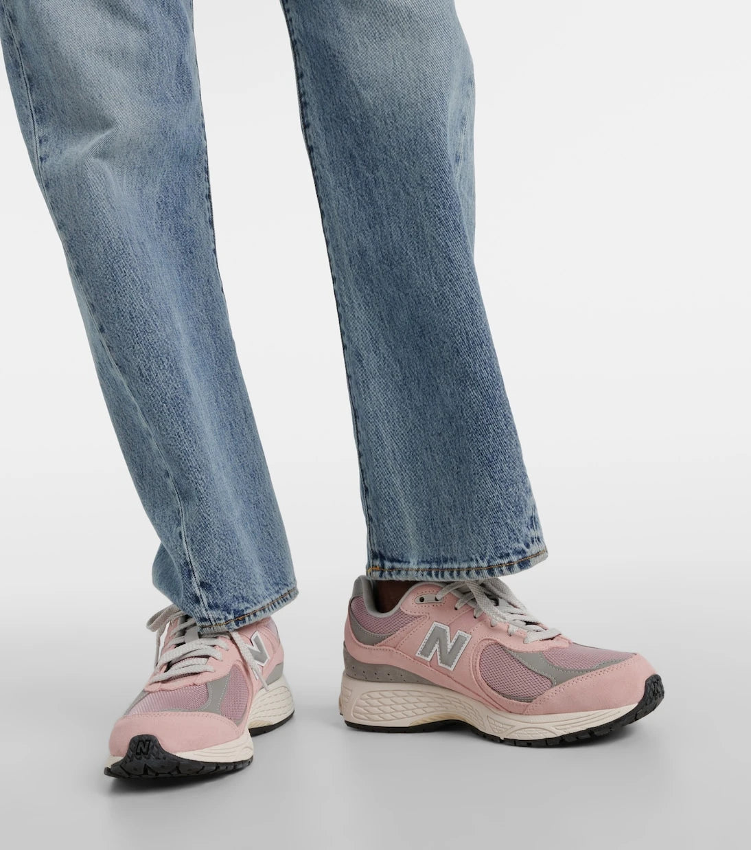 New Balance - أحذية رياضية 2002 بحواف من الشمواه