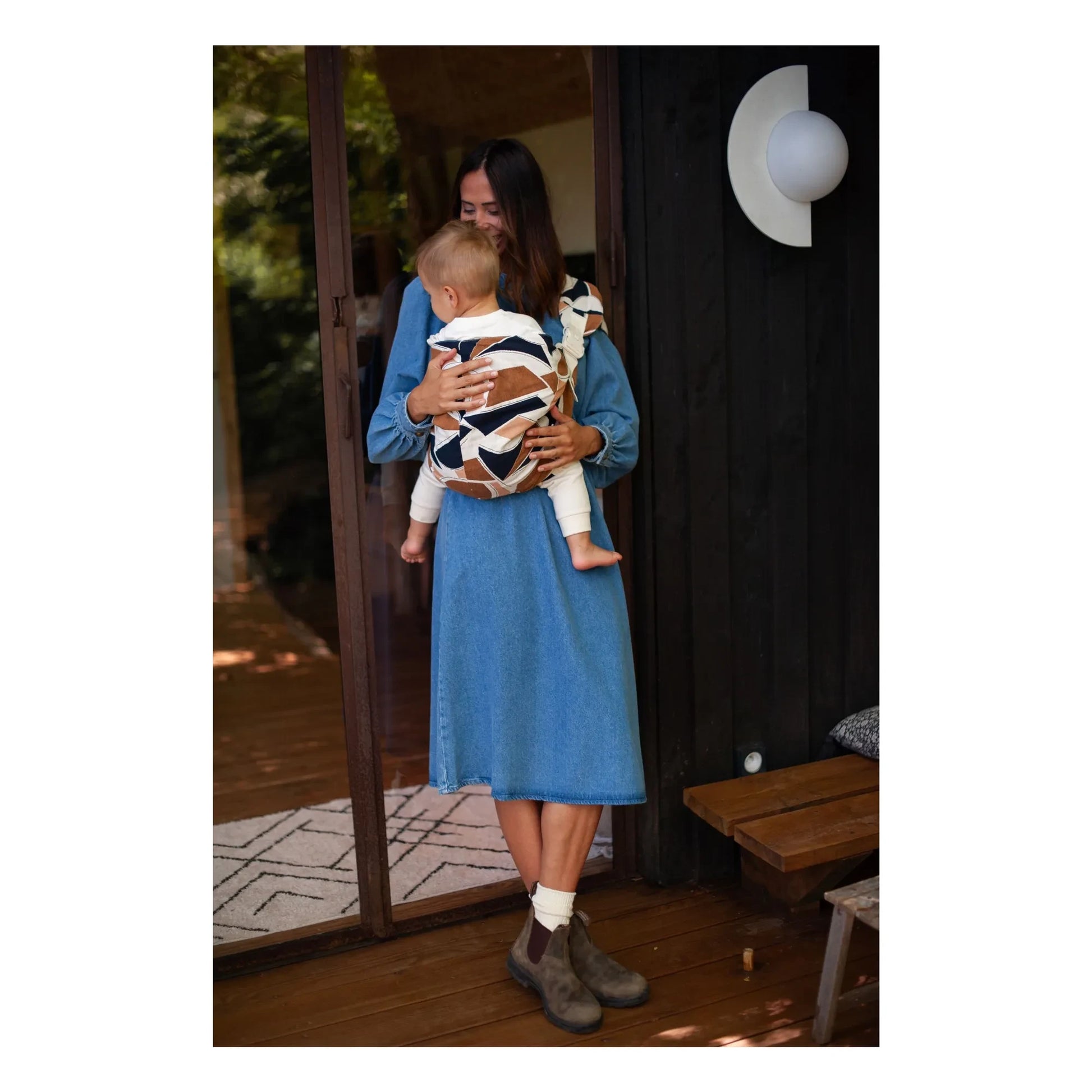Mama Hangs - Carry &amp; Walk baby carrier | Earth