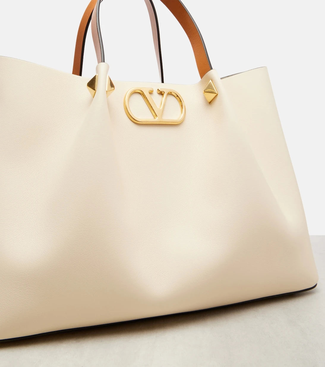 Valentino Garavani - VLogo Medium leather tote bag