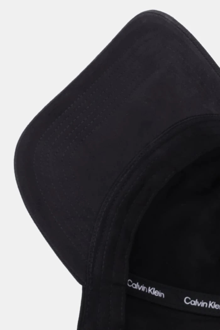 Calvin Klein şapka siperlikli kadın pamuklu