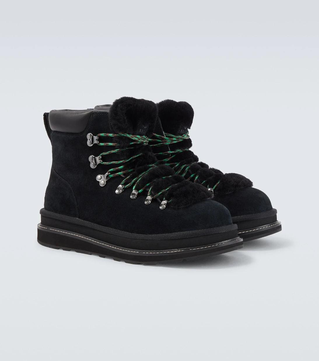 Sacai - حذاء هايكنج من جلد الشامواه وشيرلينج بالتعاون مع UGG