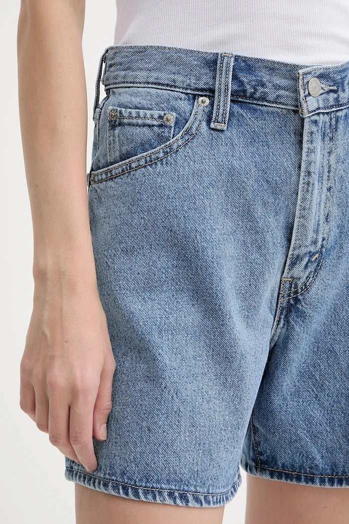 Levi's kadın denim kısa şort CINCH MID-THIGH