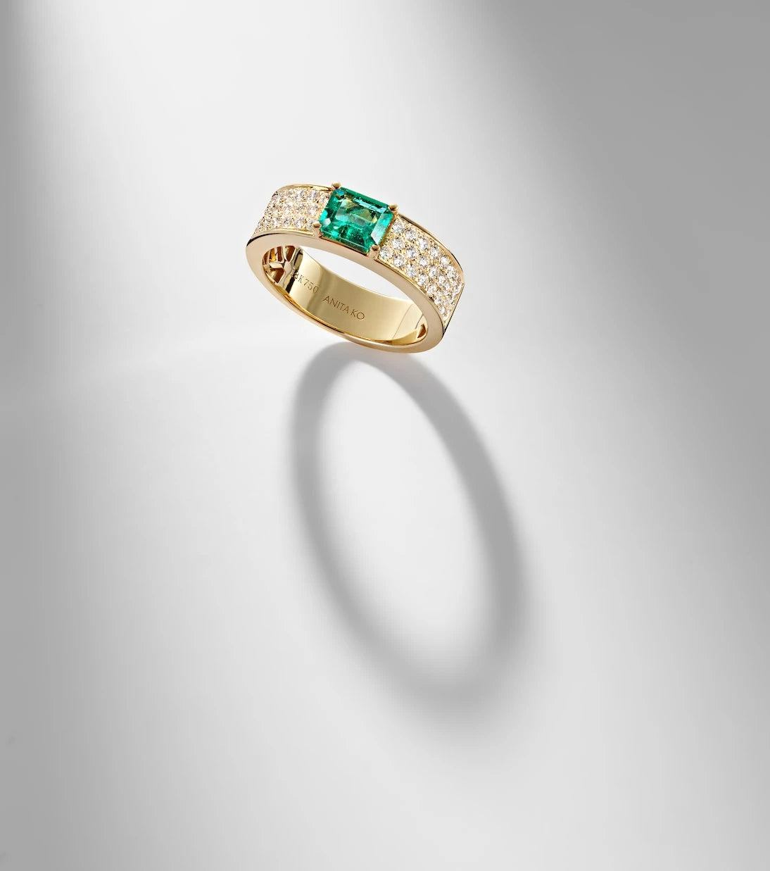 Anita Ko - 18kt gold ring with emerald and diamonds
