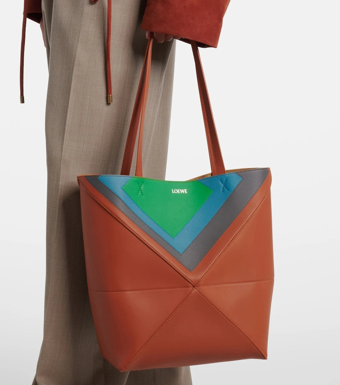 Loewe - حقيبة يد توتس متوسطة الحجم قابلة للطي بتصميم ألبرز من الجلد