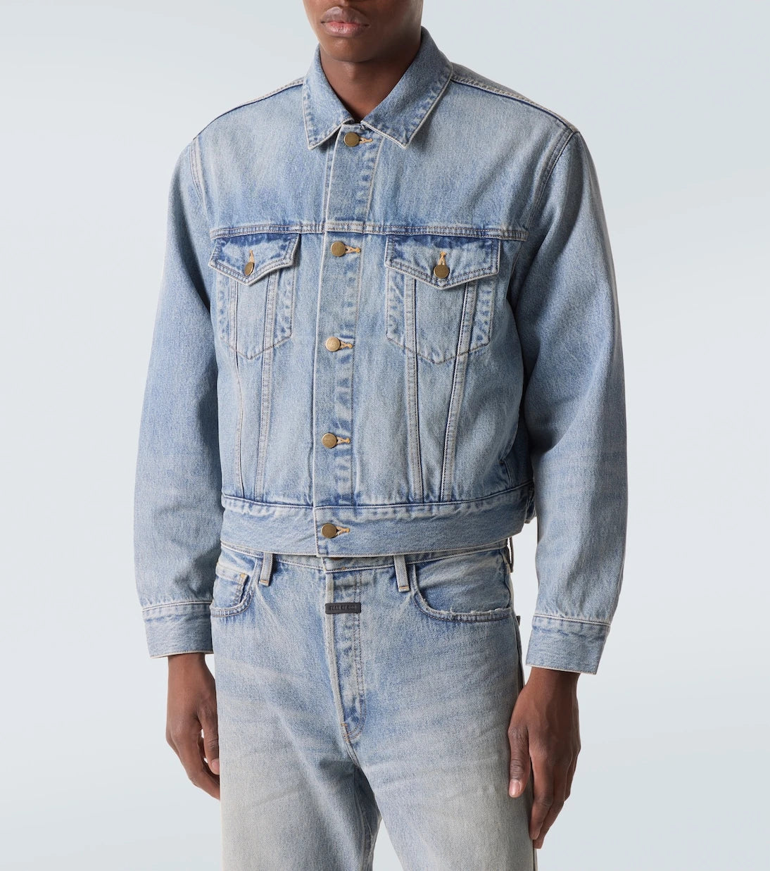 Fear of God - جاكيت دنيم قصير بتصميم الشاحنات