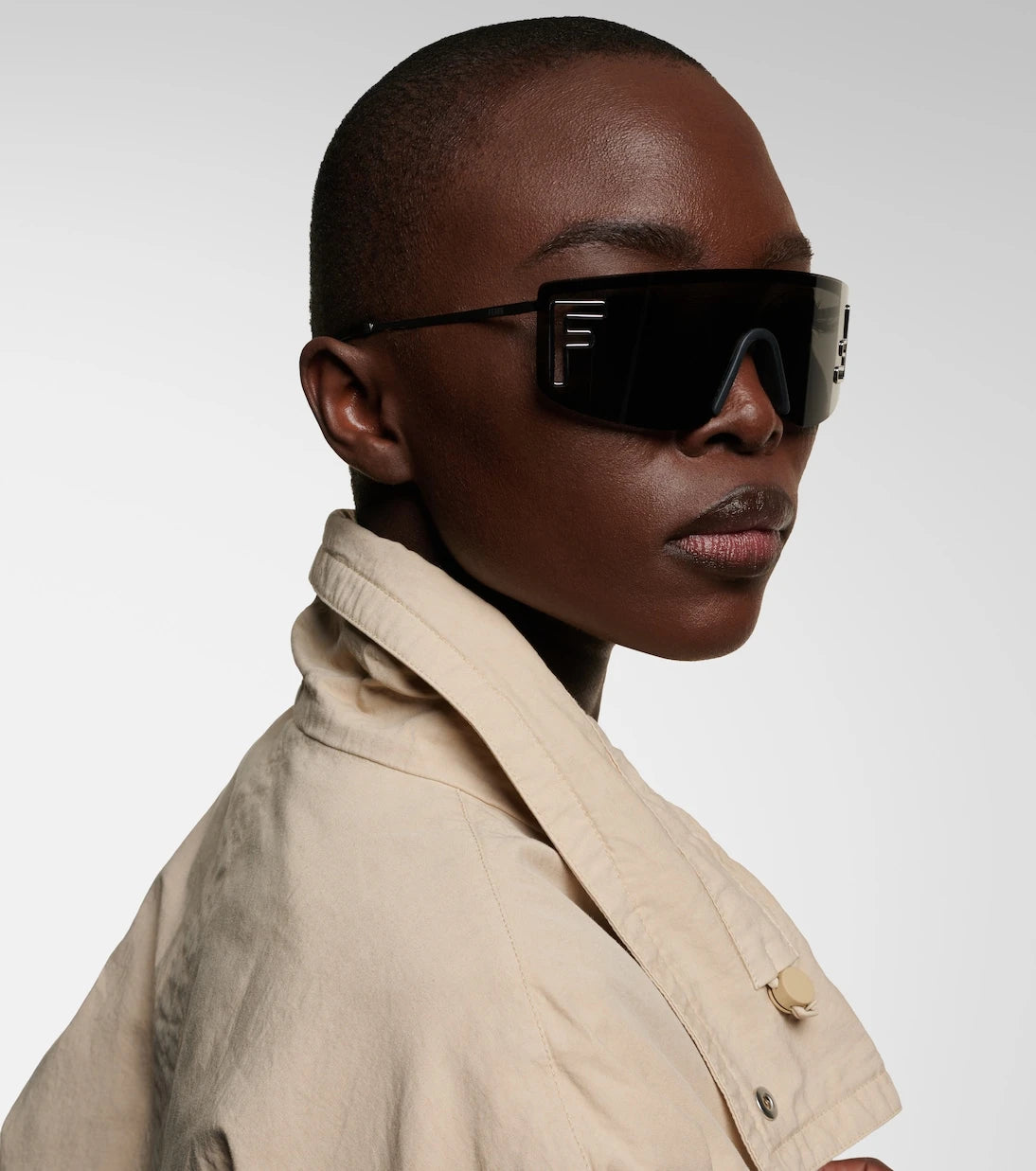 Fendi - نظارة شمسية Fendi Sport بشعار علوي مسطح