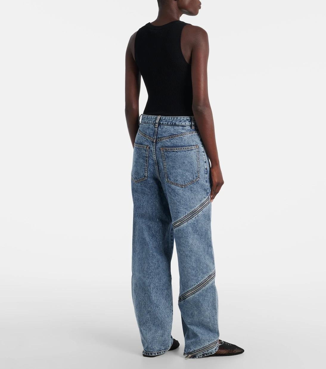 Alaïa - جينز بساق واسعة وخصر عالٍ بتصميم حلزوني