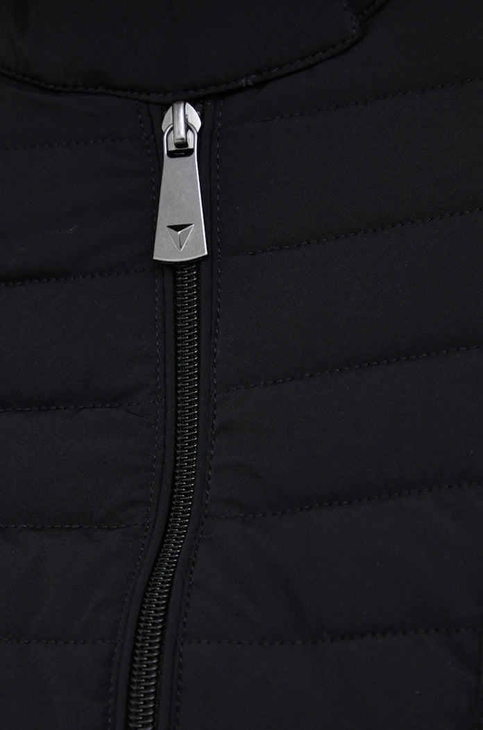 Яке Guess VONA