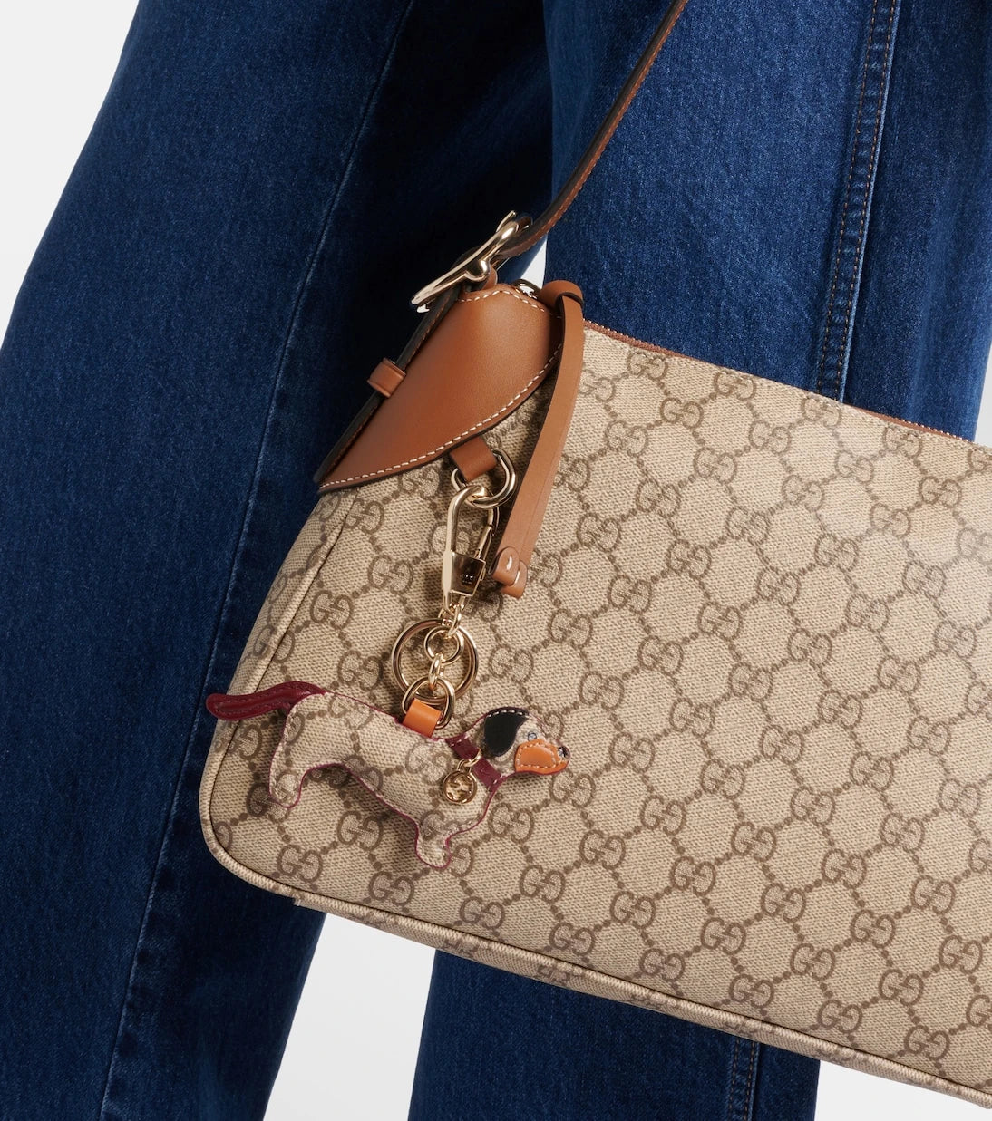 Gucci - ميدالية مفاتيح GG Canvas مزينة بالجلد