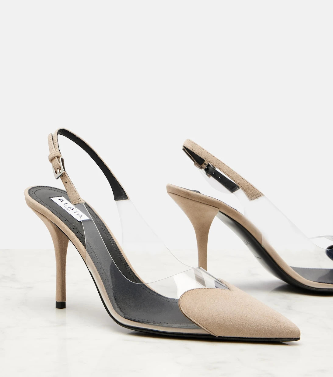 Alaïa - حذاء كعب عالٍ "كير 90" من الشمواه والـ PVC بمقدمة مدببة وحزام خلفي