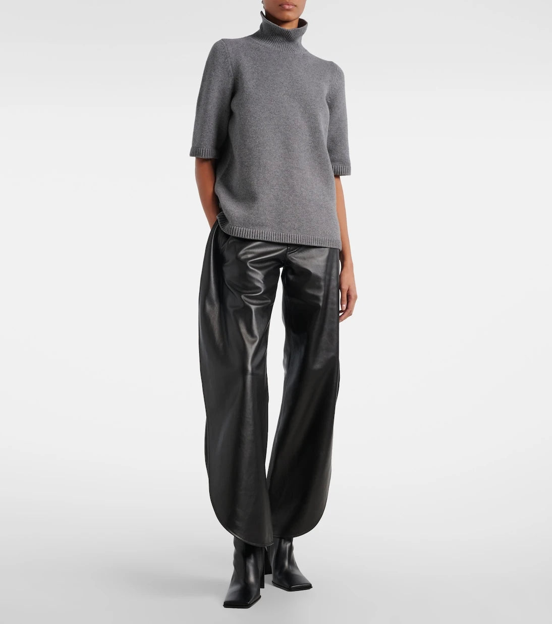 Alaïa - بنطال جلدي بخصر مرتفع وأرجل برميلية