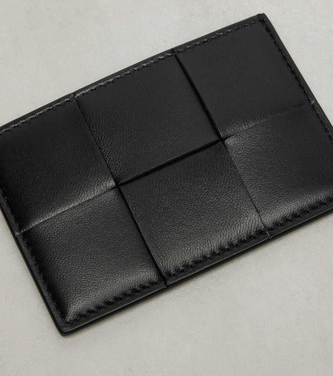 Bottega Veneta - حامل بطاقات كاسيت انترشياتو الجلدي