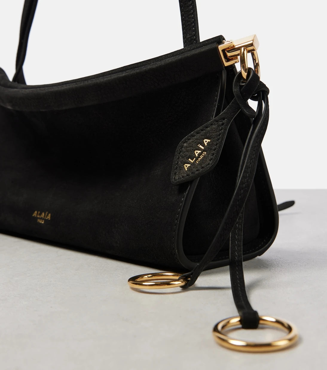 Alaïa - حقيبة كتف Le Click East West الصغيرة