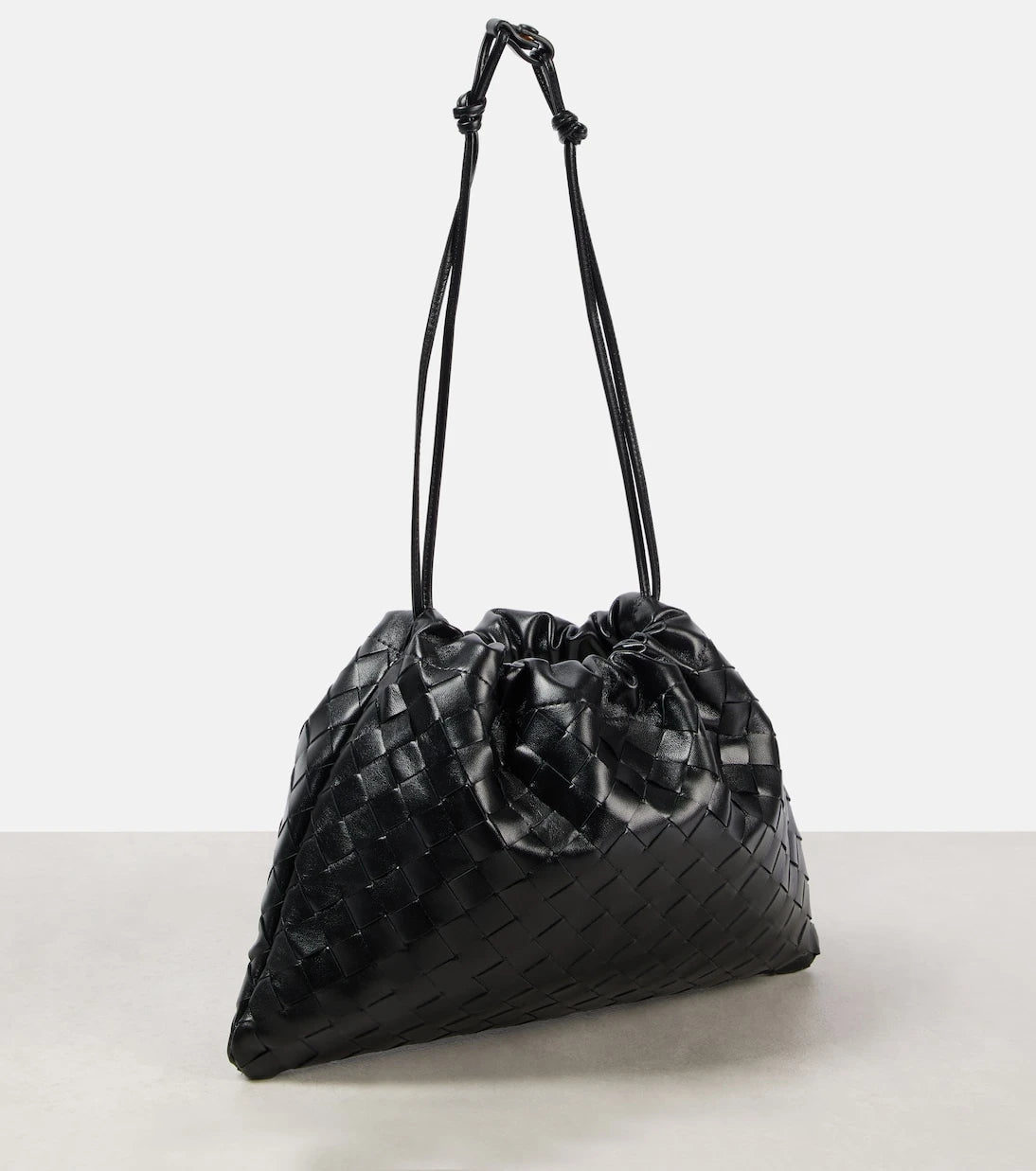 Bottega Veneta - حقيبة كلاتش من جلد إنترشاتو مع كيس حماية