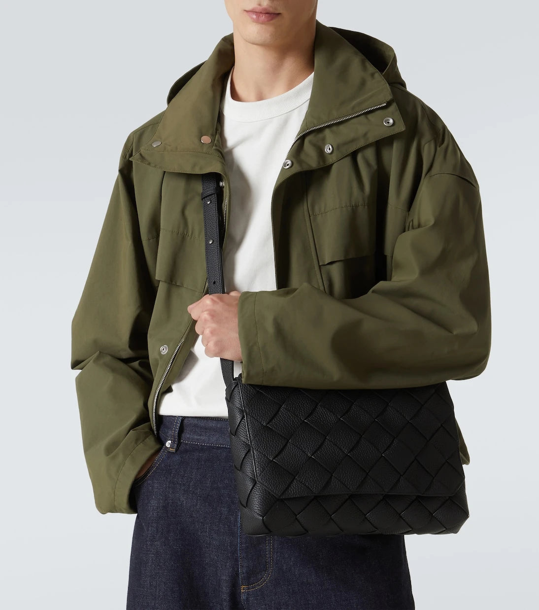 Bottega Veneta - حقيبة ماسنجر دياجو كبيرة من الجلد المجدول