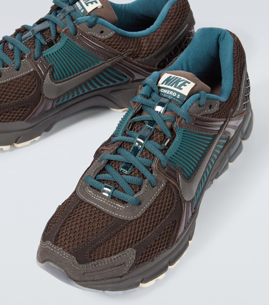 Nike - حذاء سنيكرز Zoom Vomero 5 مزين بالجلد