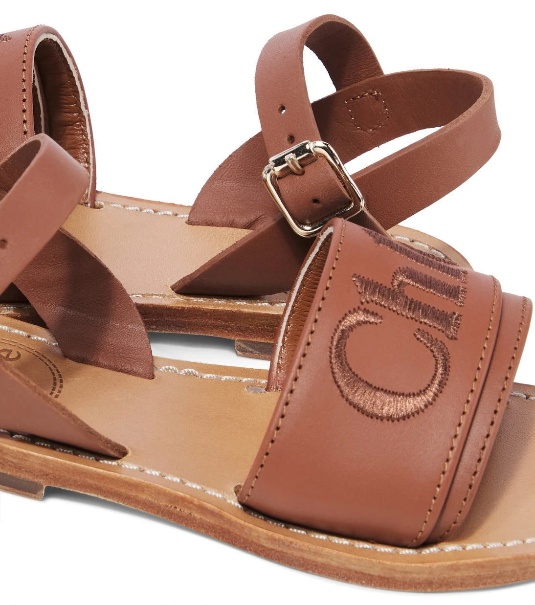 Chloé Kids - صنادل جلدية مطرزة بالشعار