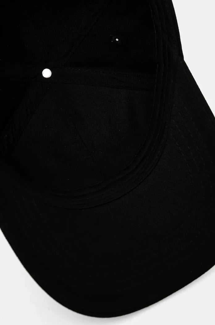 Памучна шапка с козирка Guess Jeans