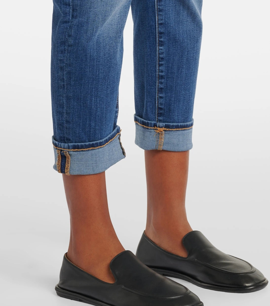 AG Jeans - بنطلون جينز سكيني قصير بتصميم "إكس بويفريند"