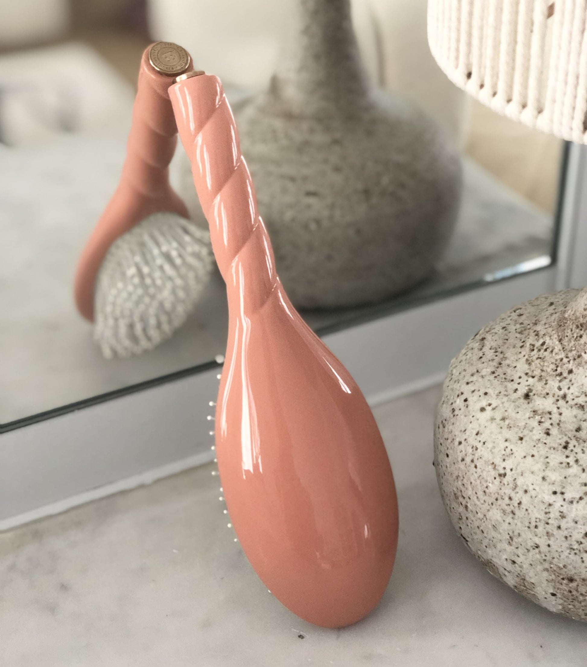 N.04 The Miracle Detangling Scalp Brush