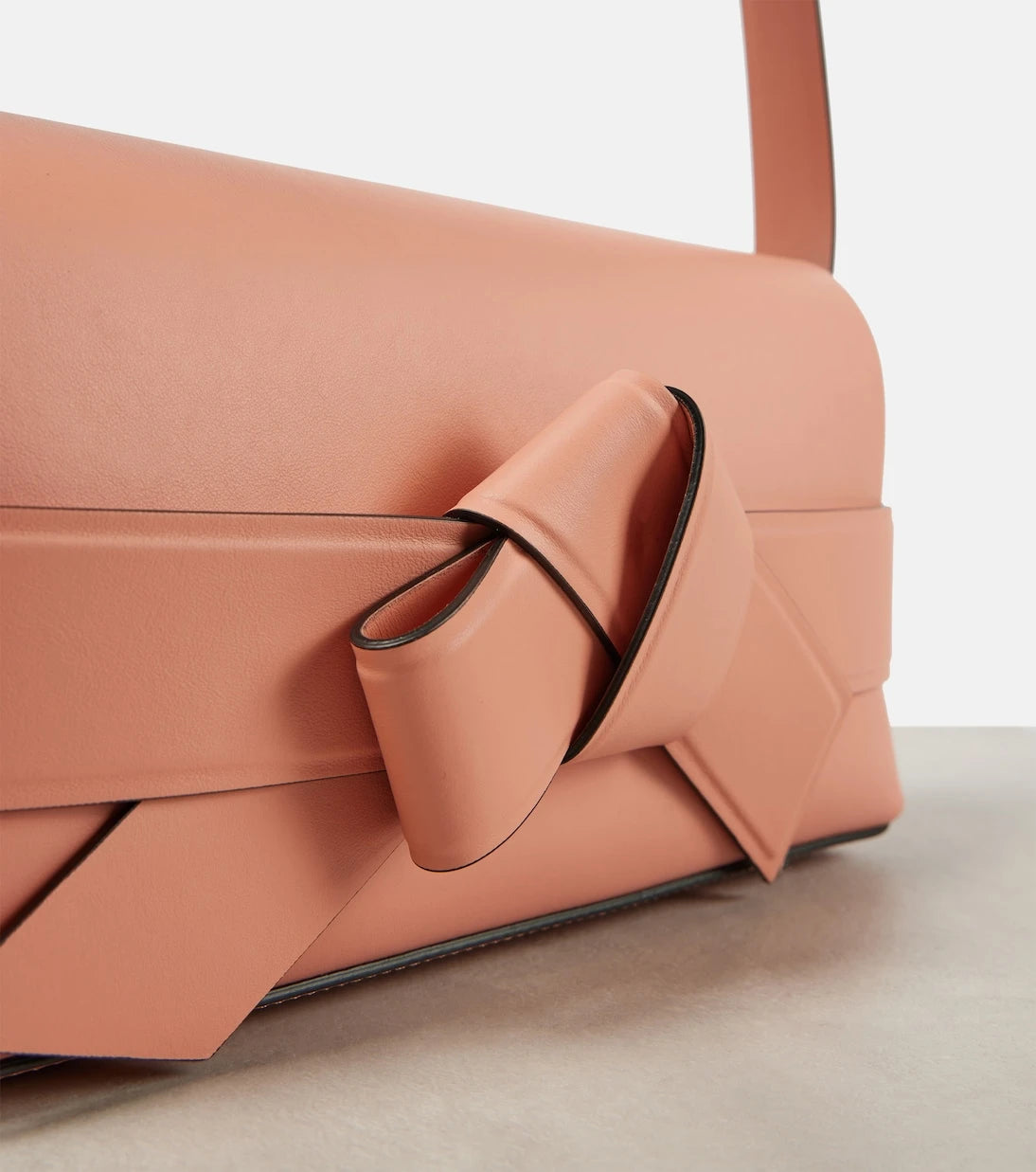 Acne Studios - حقيبة كتف Musubi صغيرة من الجلد