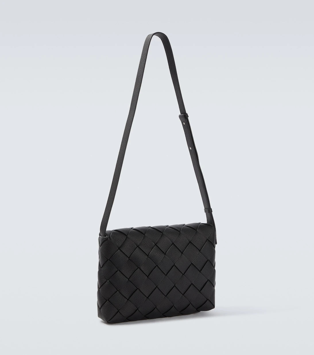 Bottega Veneta - حقيبة ماسنجر دياجو كبيرة من الجلد المجدول
