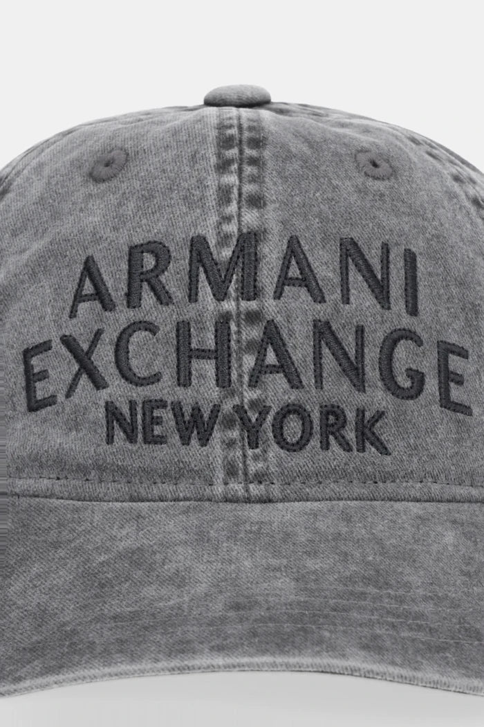 Памучна шапка с козирка Armani Exchange