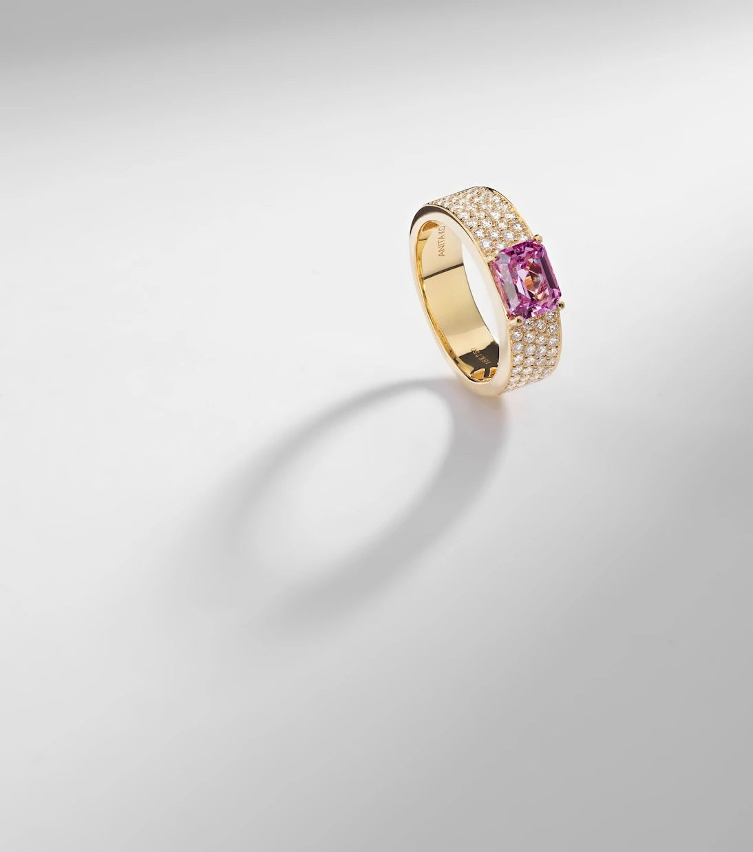 Anita Ko - 18kt gold ring with sapphire and diamonds