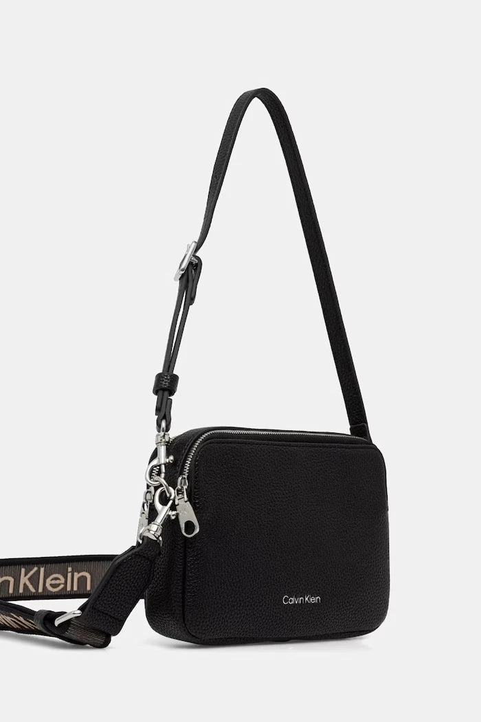 Calvin Klein kadın suni deri çapraz çanta
