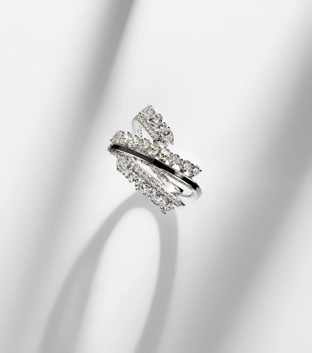 Kamyen - Twist 18kt white gold and enamel ring with diamonds