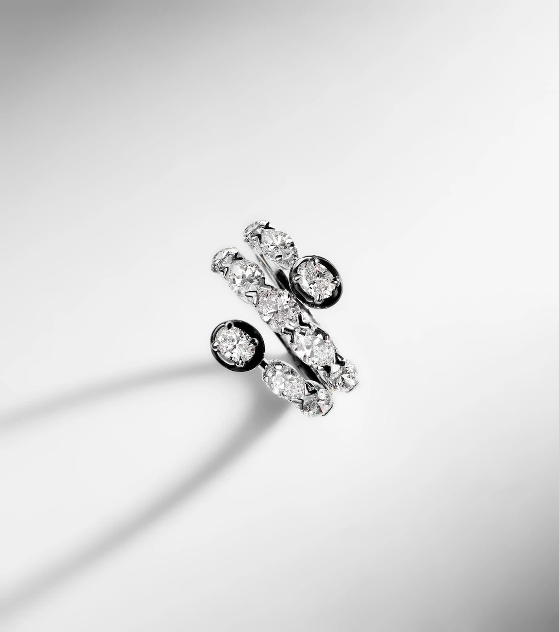 Kamyen - 18kt white gold and enamel ring with diamonds