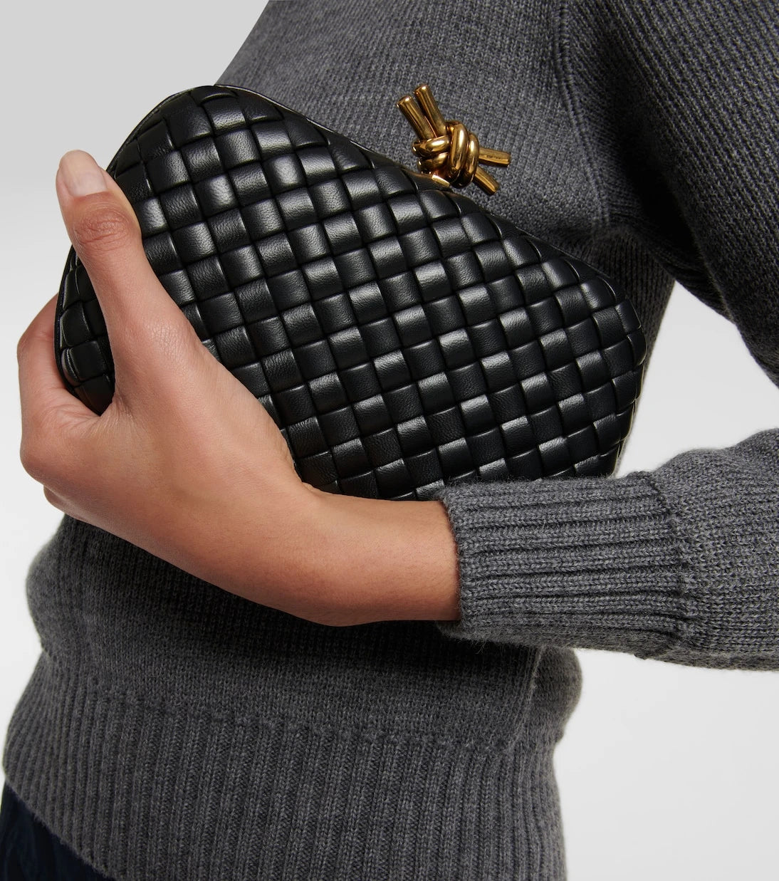 Bottega Veneta - حقيبة كلاتش من جلد نوت إنترشيو