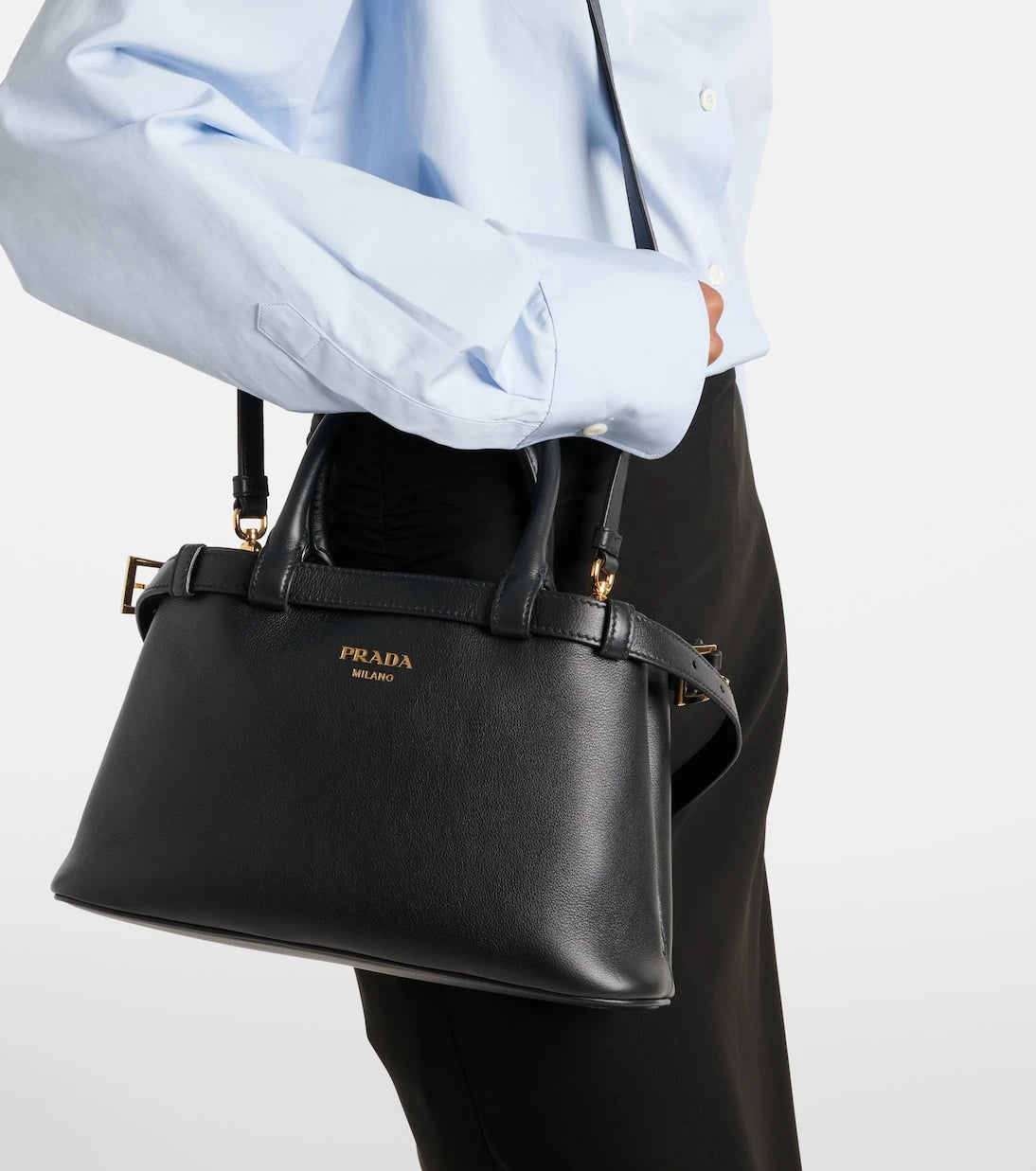 Prada - حقيبة يد توتس صغيرة من الجلد بمشبك من برادا
