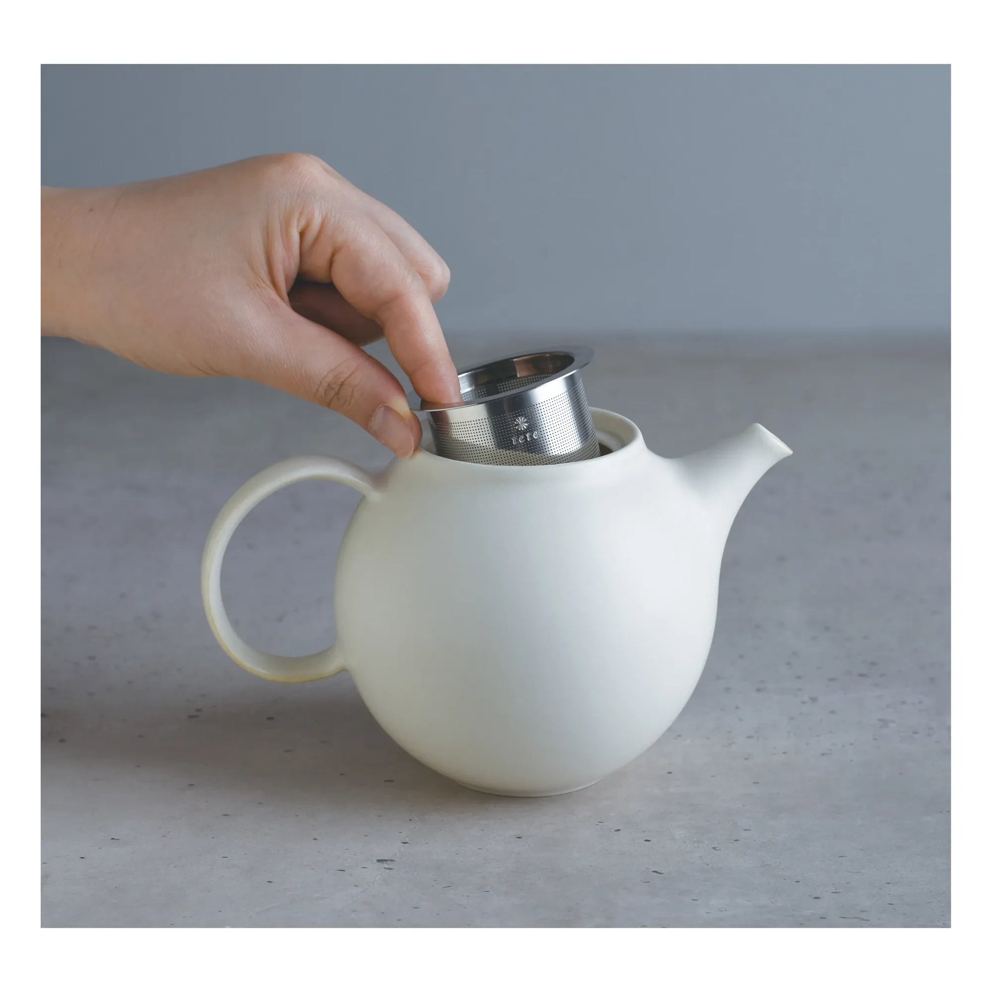 Kinto - Pebble Porcelain Teapot - 500ml | White